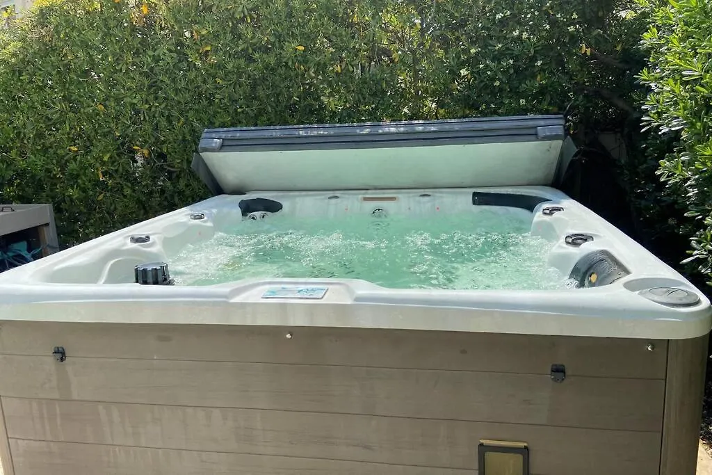 Appartement Appart. familial avec piscine jacuzzi clim. wifi à Hyères France